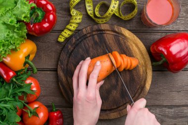 Masada, üstten görünüm havuç kesim erkek eller