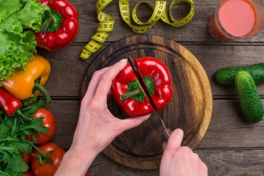 Masada, üstten görünüm biber kesme erkek eller