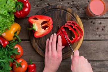 Masada, üstten görünüm biber kesme erkek eller