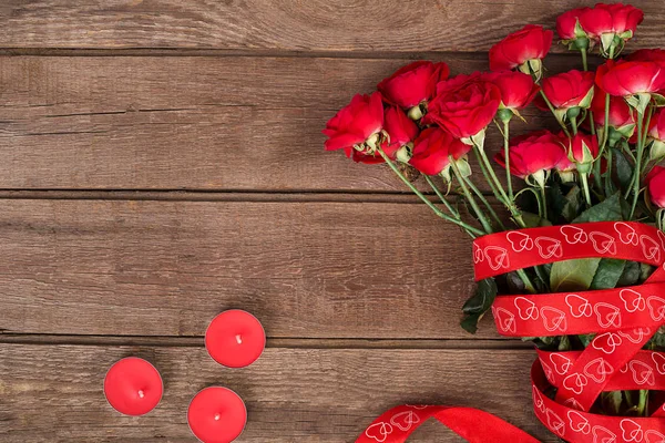 木製ボード上の赤いバラ、バレンタインデーの背景 — ストック写真