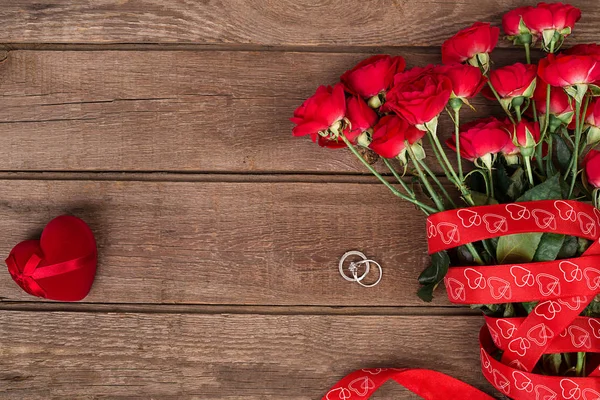 バラ、リングと赤いハート、バレンタインの日の背景、結婚式 — ストック写真