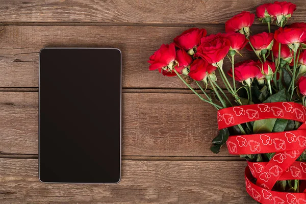 Tahtada kırmızı güller, Sevgililer Günü arkaplanı.