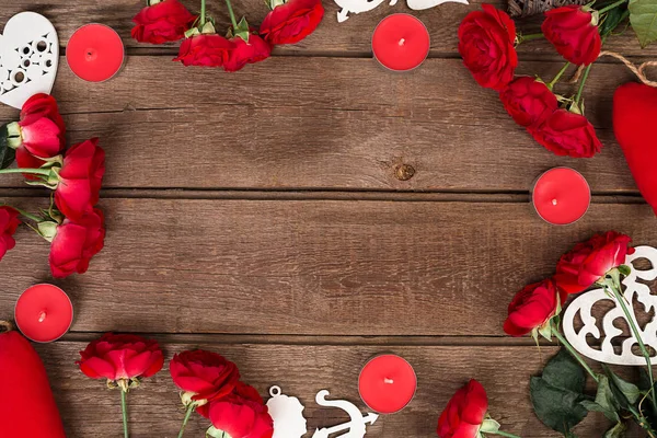 赤いバラ、キャンドル、コピー スペースと木の上の心。バレンタインデーの背景 — ストック写真