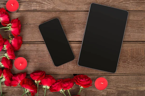 Röda rosor, ljus och hjärtan över trä med kopia utrymme. Alla hjärtans dag bakgrund — Stockfoto