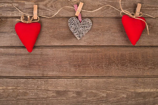 Kalpler ahşap zemin üzerinde. Sevgililer günü