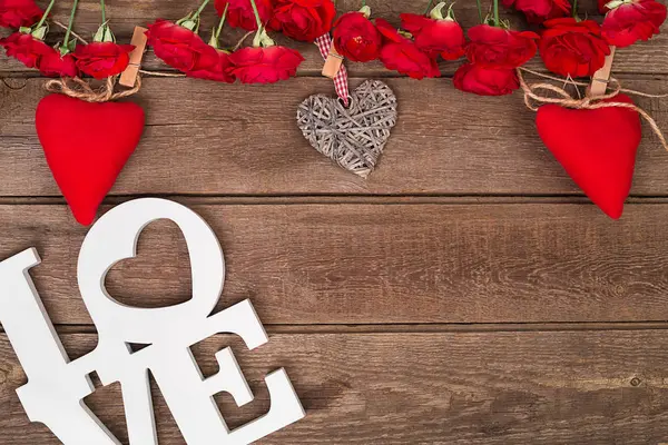 Sevgililer günü kalpleri ve demet kırmızı gül ahşap arka plan. Kopya için alan.