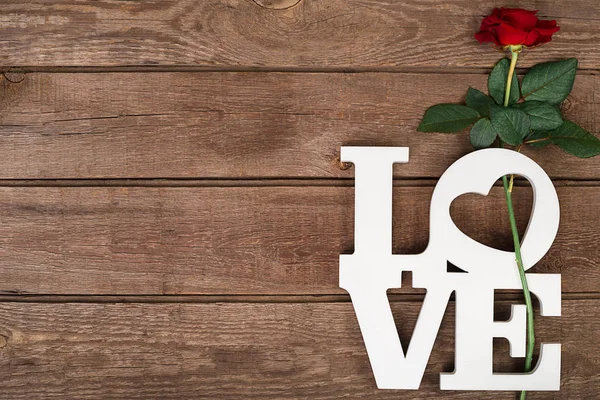 ahşap arka plan üzerinde kırmızı gül