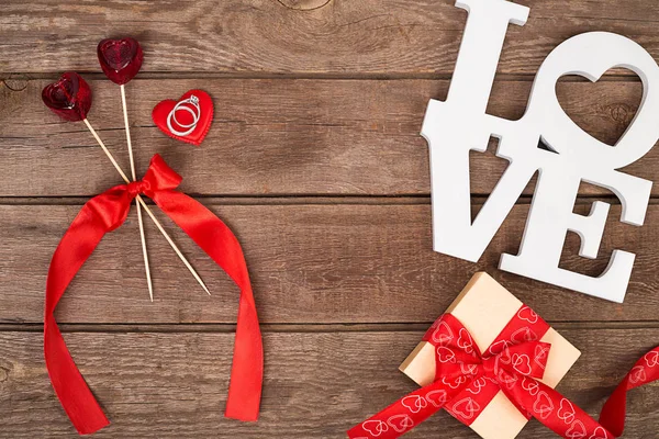 赤いリボンと木製の背景、バレンタインデー概念のリング ボックスします。 — ストック写真