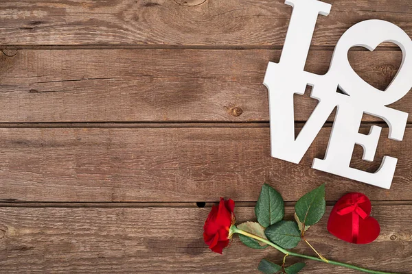 赤いバラと木製の背景上のボックス — ストック写真