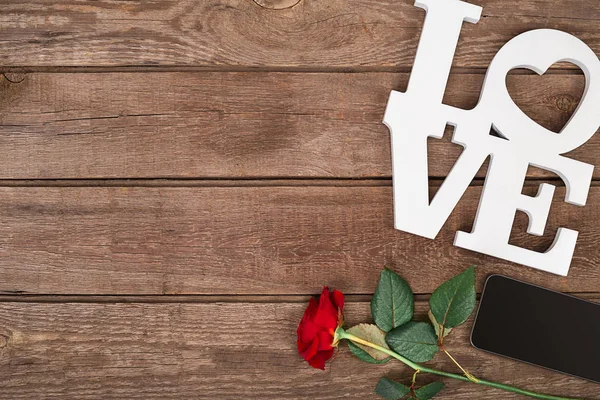 赤いバラと木製の背景にスマート — ストック写真