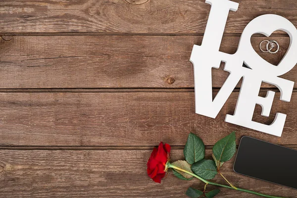 赤いバラと木製の背景にスマート — ストック写真
