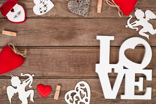 De ring en handmaded harten valentines day over houten tafel. — Stockfoto