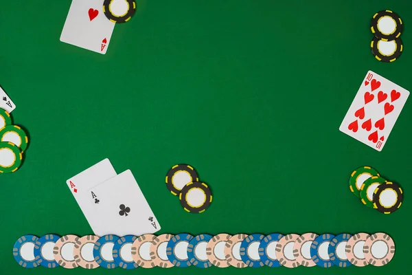 Visa från ovan med kopia utrymme. Banner mallen layout mockup för online casino. Gröna bordet, ovanifrån på arbetsplatsen. — Stockfoto