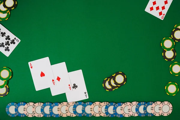 Poker. Banner şablon düzeni mockup online casino için. Yeşil tablo, çalışma alanı üzerinde Üstten Görünüm.