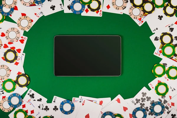 Online pokerspel med digital tablett, chips och kort — Stockfoto