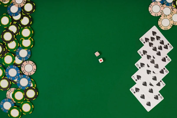 Různé barvy čipy pro gamblings a hrací karty na zelené — Stock fotografie