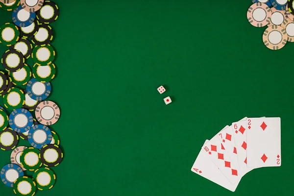 Annan färg marker för gamblings och spela kort på gröna — Stockfoto