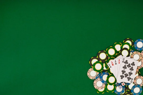 Poker. Banner template layout mockup for online casino. Green table, top view on workplace. — Stock Photo, Image