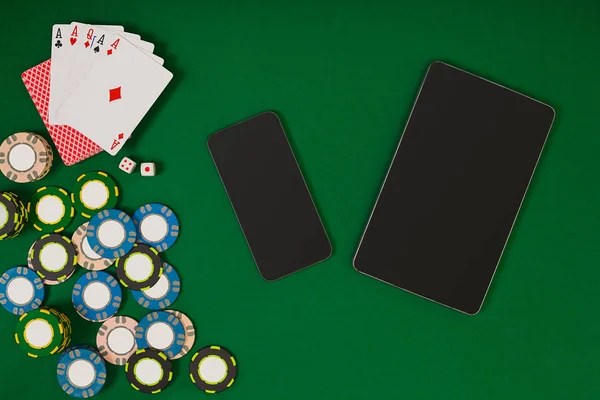 Online pokerspel med marker och kort — Stockfoto