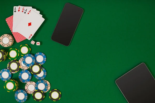 Online poker game with chips and cards — Stock Photo, Image