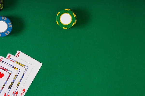 Plantilla de banner maqueta de diseño para casino en línea. Mesa verde, vista superior en el lugar de trabajo . — Foto de Stock