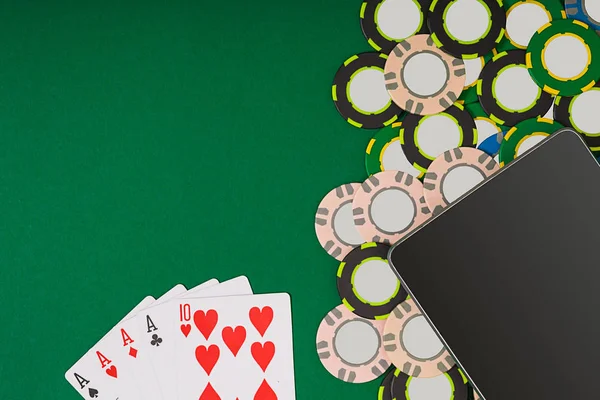 Poker. Banner mallen layout mockup för online casino. Gröna bordet, ovanifrån på arbetsplatsen. — Stockfoto