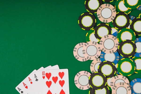 Poker. Mockup tata letak templat Banner untuk kasino daring. Tabel hijau, tampilan atas di tempat kerja . — Stok Foto