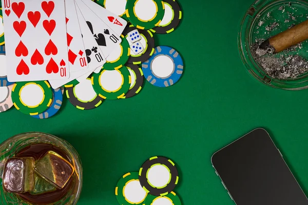 Szerencsejáték, szerencse- és szórakoztató koncepció - közelről casino zseton, whiskys pohár, kártya és szivar felületen zöld asztalnál — Stock Fotó