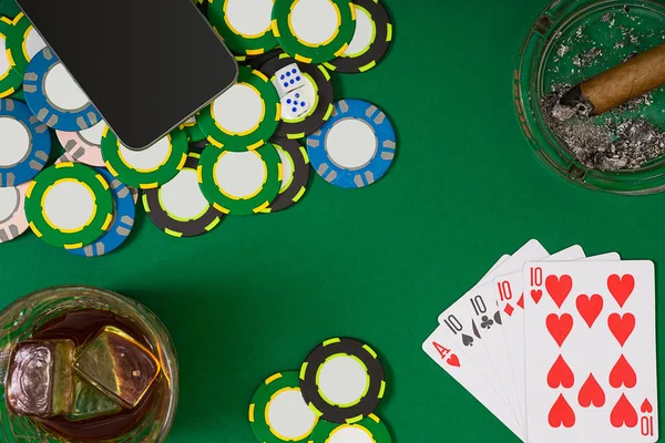 Yeşil masada, üstten görünüm kartları ve patates kızartması ile poker oynamak için ayarla
