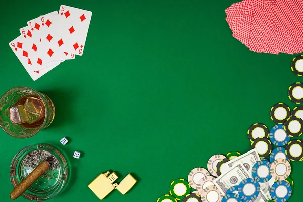 Atur ke bermain poker dengan kartu dan chip di latar belakang hijau — Stok Foto