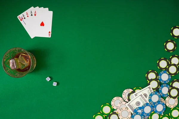 Att spela poker med kort och marker på gräsplanen bordlägger, ovanifrån — Stockfoto