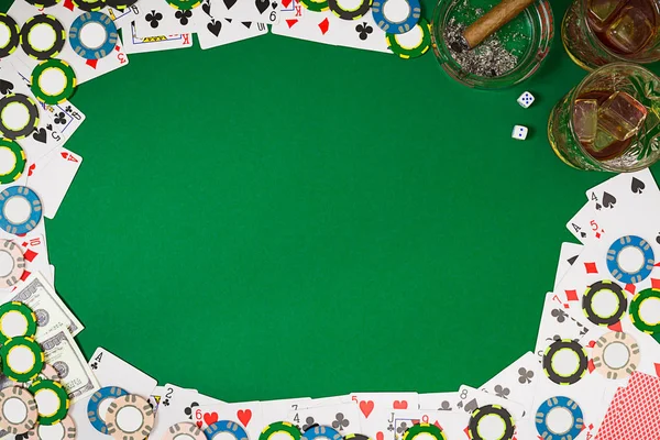 Вид сверху с пространством для копирования. Макет шаблона баннера для онлайн казино. Зеленый стол, вид сверху на рабочее место . — стоковое фото