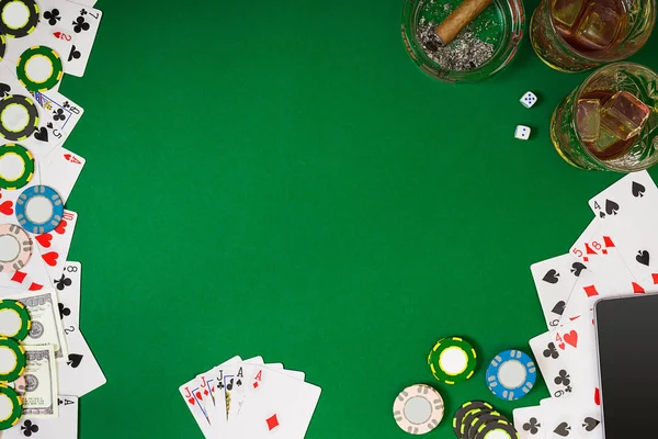 Att spela poker med kort och marker på gräsplanen bordlägger, ovanifrån — Stockfoto
