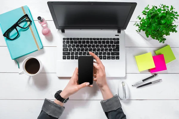 Düz yatıyordu, en iyi görünümü office tablo Resepsiyon. Çalışma alanıyla kızlar eller, dizüstü bilgisayar, bir pot, nane günlüğü, kahve kupa yeşil çiçek