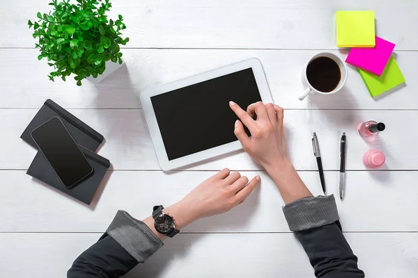 Bilgisayarda Office çalışan işkadını havai görünümü