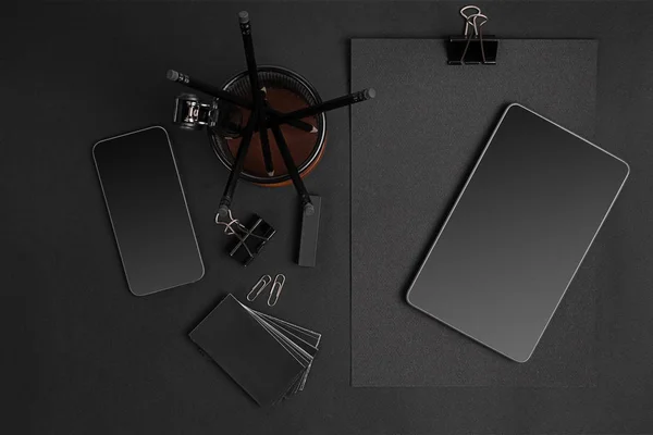Black Branding MockUp com tablet e inteligente — Fotografia de Stock