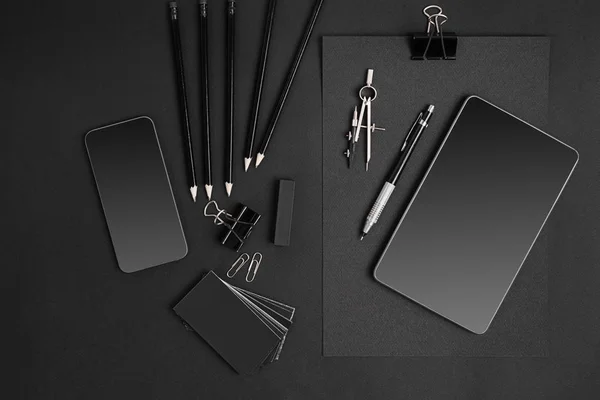 Μαύρο Branding Mockup με tablet και έξυπνη — Φωτογραφία Αρχείου