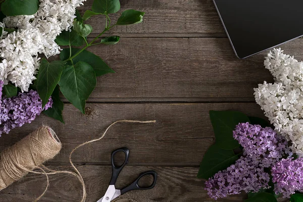 Leylak çiçeği mesaj tebrik için boş alanı rustik ahşap zemin üzerine. Üstten Görünüm