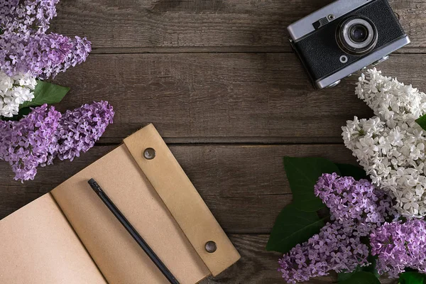 Leylak çiçeği mesaj tebrik için defter rustik ahşap zemin üzerine. Üstten Görünüm