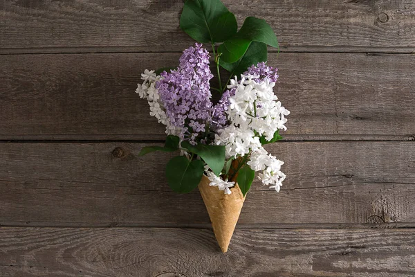 Leylak çiçeği mesaj tebrik için boş alanı rustik ahşap zemin üzerine. Üstten Görünüm