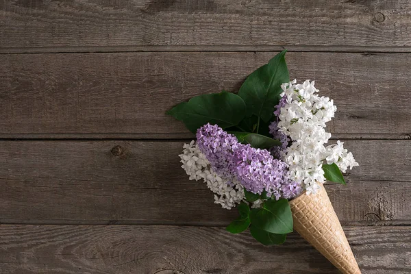 Leylak çiçeği mesaj tebrik için boş alanı rustik ahşap zemin üzerine. Üstten Görünüm