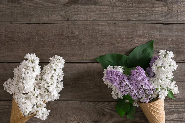 Leylak çiçeği mesaj tebrik için boş alanı rustik ahşap zemin üzerine. Üstten Görünüm