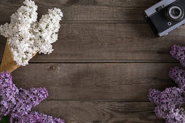 Leylak çiçeği mesaj tebrik için boş alanı rustik ahşap zemin üzerine. Üstten Görünüm