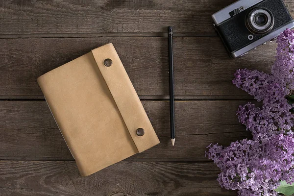 Leylak çiçeği mesaj tebrik için defter rustik ahşap zemin üzerine. Üstten Görünüm