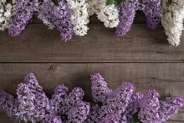 Leylak çiçeği mesaj tebrik için boş alanı rustik ahşap zemin üzerine. Üstten Görünüm