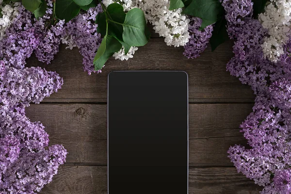 Fliederblüte auf rustikalem Holzgrund, Tablette mit leerem Platz für Grußbotschaften. Ansicht von oben — Stockfoto