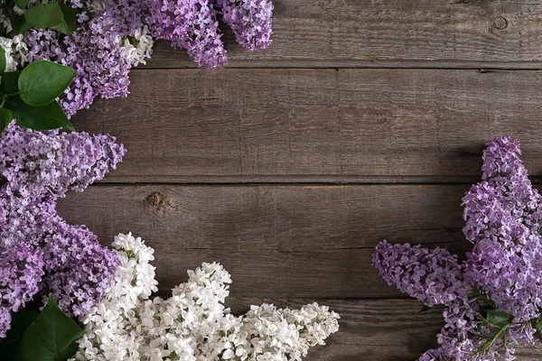 Bunga Lilac pada latar belakang kayu pedesaan dengan ruang kosong untuk pesan ucapan. Tampilan atas — Stok Foto
