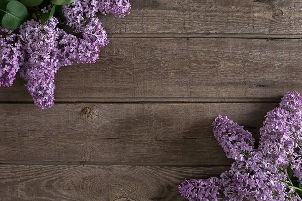 Lilac blossom on rustic wooden background with empty space for greeting message. Top view — Stock Photo, Image