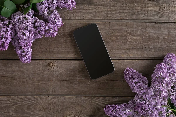 Flor de lila sobre fondo rústico de madera, elegante con espacio vacío para el mensaje de saludo. Vista superior — Foto de Stock