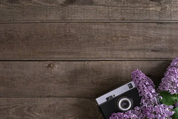 Fleur de lilas sur fond bois rustique avec espace vide pour message de bienvenue. Caméra ancienne. Vue du dessus — Photo